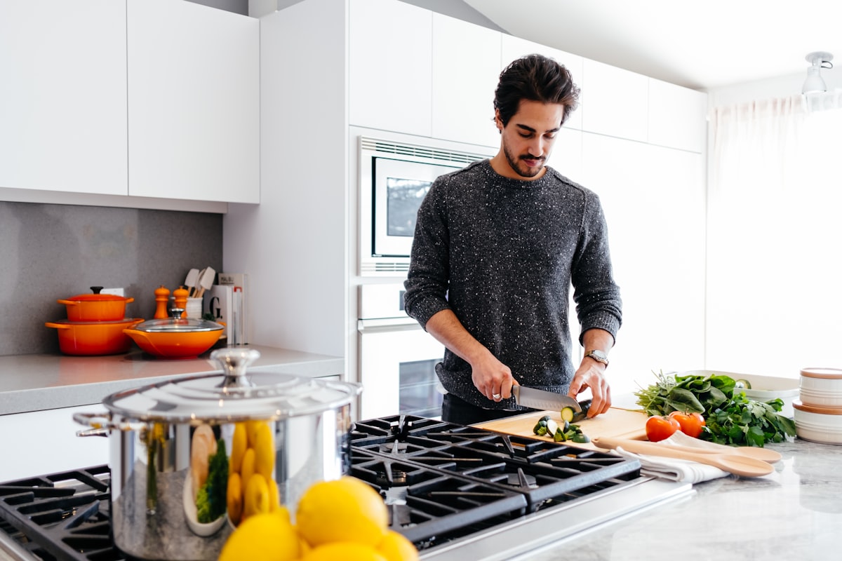 Plato saludable con verduras frescas y proteína magra